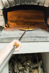 Pizzabacken im traditionellen Ofen - DEGF000885