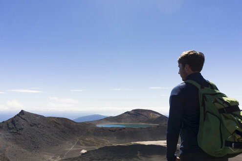 Neuseeland, Tongariro National Park, Wanderer mit Blick auf die Aussicht - UUF007949