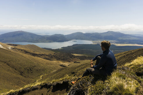 Neuseeland, Tongariro-Nationalpark, Wanderer auf dem Weg zum Mangatepopo-Tal - UUF007951