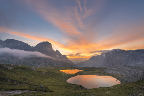 Italien, Dolomiten, Lagi di Lavareto bei Sonnenaufgang, lizenzfreies Stockfoto