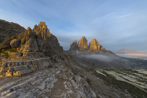 Italien, Dolomiten, Drei Zinnen bei Sonnenaufgang - MKFF000294