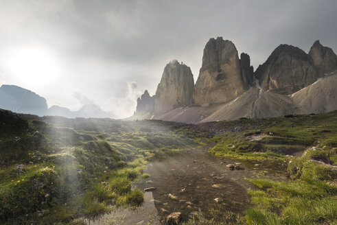 Italien, Dolomiten, Drei Zinnen am Morgen - MKFF000295