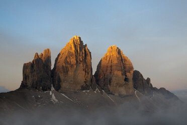 Italien, Dolomiten, Drei Zinnen bei Sonnenaufgang - MKFF000297