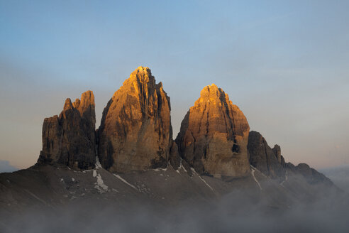 Italien, Dolomiten, Drei Zinnen bei Sonnenaufgang - MKFF000297