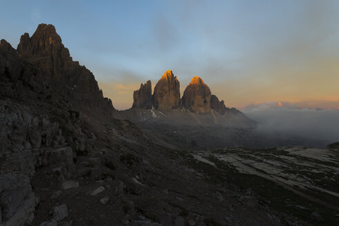 Italien, Sextner Dolomiten, Naturpark Drei Zinnen, Paternkofel und Drei Zinnen - MKFF000298