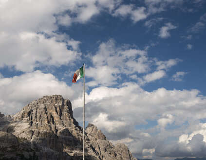 Italien, italienische Flagge vor den Dolomiten - MKFF000300