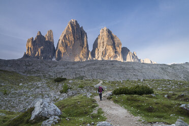 Italien, Südtirol, Dolomiten, Wanderin vor den Drei Zinnen - MKFF000302