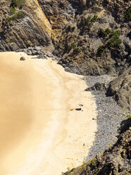 Portugal, Alentejo, Praia do Tonel mit Sonnenschirm - LAF001668