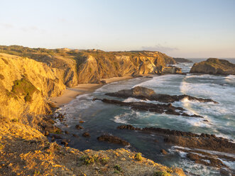 Portugal, Zambujeira do Mar, Praia dos Alteirinhos am Abend - LAF001682