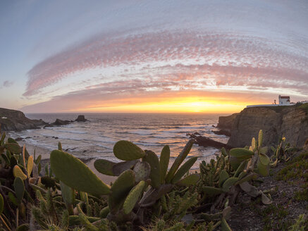 Portugal, Alentejo, Praia da Zambujeira do Mar bei Sonnenuntergang - LAF001683