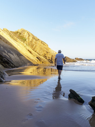 Portugal, älterer Mann bei einem Strandspaziergang, lizenzfreies Stockfoto