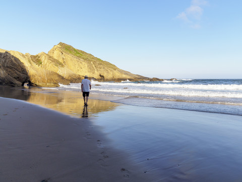 Portugal, älterer Mann bei einem Strandspaziergang, lizenzfreies Stockfoto