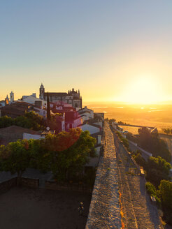 Portugal, Alentejo, Castelo de Monsaraz, Arena in den frühen Morgenstunden - LAF001699