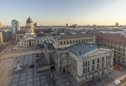 Deutschland, Berlin, Blick auf den Gendarmenmarkt von oben am Abend, lizenzfreies Stockfoto