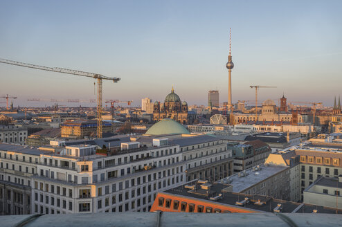 Deutschland, Berlin, erhöhte Stadtansicht in der Abenddämmerung - PVCF000856