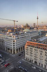 Deutschland, Berlin, erhöhte Stadtansicht in der Abenddämmerung - PVCF000857