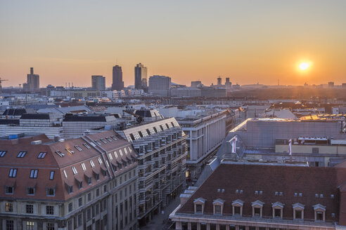 Deutschland, Berlin, erhöhter Blick auf die Stadt bei Sonnenuntergang - PVCF000858