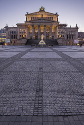 Deutschland, Berlin, Blick auf das beleuchtete Konzerthaus am Gendarmenmarkt am Abend - PVCF000861