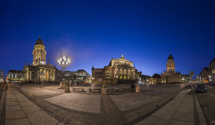 Deutschland, Berlin, Blick auf den Gendarmenmarkt bei Nacht - PVCF000864