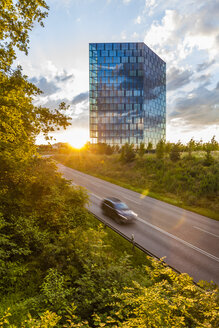Deutschland, Stuttgart, Blick auf modernes Bürogebäude mit Wolkenreflexion auf Glasfassade - WDF003686