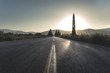 Griechenland, Mantzari, Asphaltstraße bei Sonnenuntergang - DEGF000897