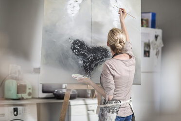 Frau malt auf Leinwand im Heimstudio - ZEF008876