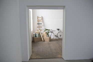 Moving house, view through door of cardboard boxes and ladder - RBF004671