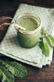 Grüner Smoothie mit Löwenzahn, Banane und Apfelsaft - IPF000304