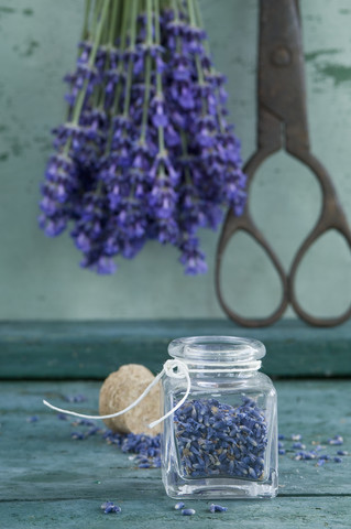 Glas mit getrockneten Lavendelblüten, lizenzfreies Stockfoto