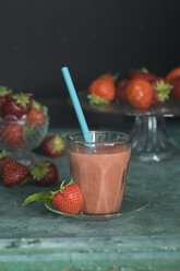 Ein Glas Erdbeer-Smoothie und Erdbeeren - ASF005939