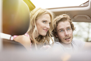 Porträt eines jungen Paares in einem Auto, das etwas beobachtet - PESF000197