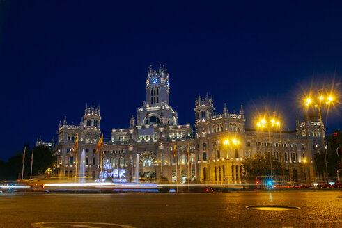 Spanien, Madrid, Rathaus von Madrid bei Nacht - KIJF000502