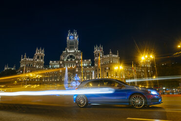 Spanien, Madrid, Madrid Rathaus und Auto bei Nacht - KIJF000503
