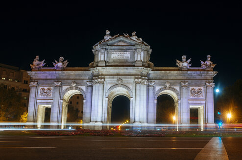 Spanien, Madrid, Puerta de Alcala bei Nacht - KIJF000504