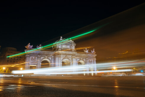 Spanien, Madrid, Die Puerta de Alcala mit Blitzen von Autos in der Nacht - KIJF000505