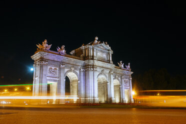 Spanien, Madrid, Puerta de Alcala mit Blitzlichtgewitter von Autos bei Nacht - KIJF000506