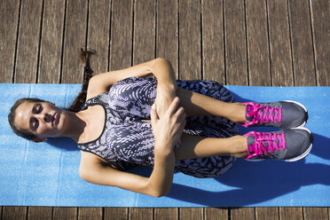 Young woman doing exercise - MRAF000085