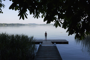 Junge Frau beim Sport am See - MRAF000092