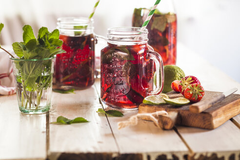 Iced tea with fruits, hibiscus, strawberries, mint, limes - SBDF003005