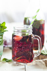 Iced tea with fruits, hibiscus, strawberries, mint, limes - SBDF003006