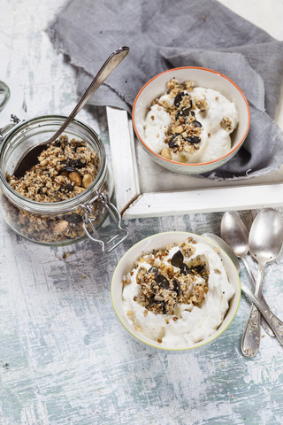 Joghurt mit Knuspermüsli, lizenzfreies Stockfoto