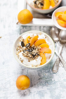 Yogurt with crunchy muesli and fresh apricot - SBDF003009