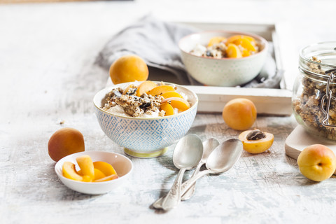 Joghurt mit Knuspermüsli und frischer Aprikose, lizenzfreies Stockfoto