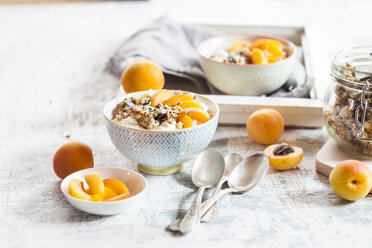 Yogurt with crunchy muesli and fresh apricot - SBDF003010