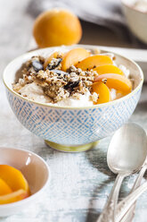 Yogurt with crunchy muesli and fresh apricot - SBDF003011