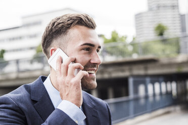 Porträt eines jungen Geschäftsmannes beim Telefonieren - UUF008007