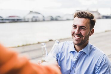 Zwei Kollegen trinken ein Bier nach der Arbeit - UUF008027