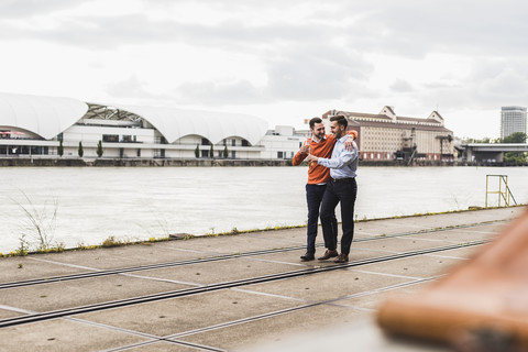 Zwei Kollegen trinken ein Bier nach der Arbeit, lizenzfreies Stockfoto