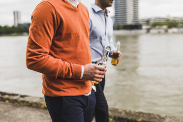 Zwei Kollegen trinken ein Bier nach der Arbeit - UUF008029