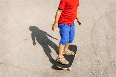 Kleiner Junge auf Skateboard stehend, Teilansicht - VABF000667